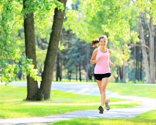 Hombre en ropa deportiva se prepara para hacer ejercicio al aire libre