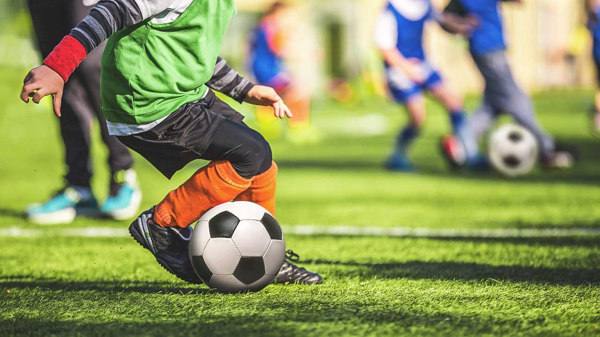 botas de futbol con botin para niños